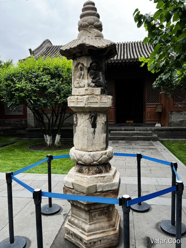 薄伽教藏殿前的辽代经幢