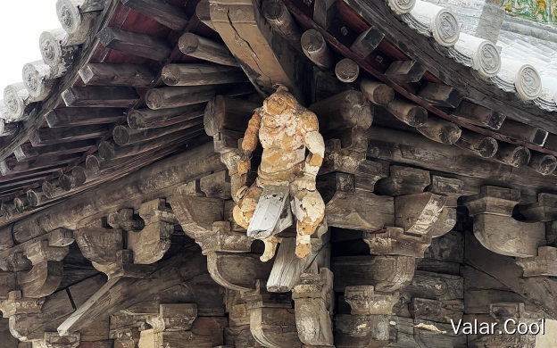 藏经阁檐下力士像
